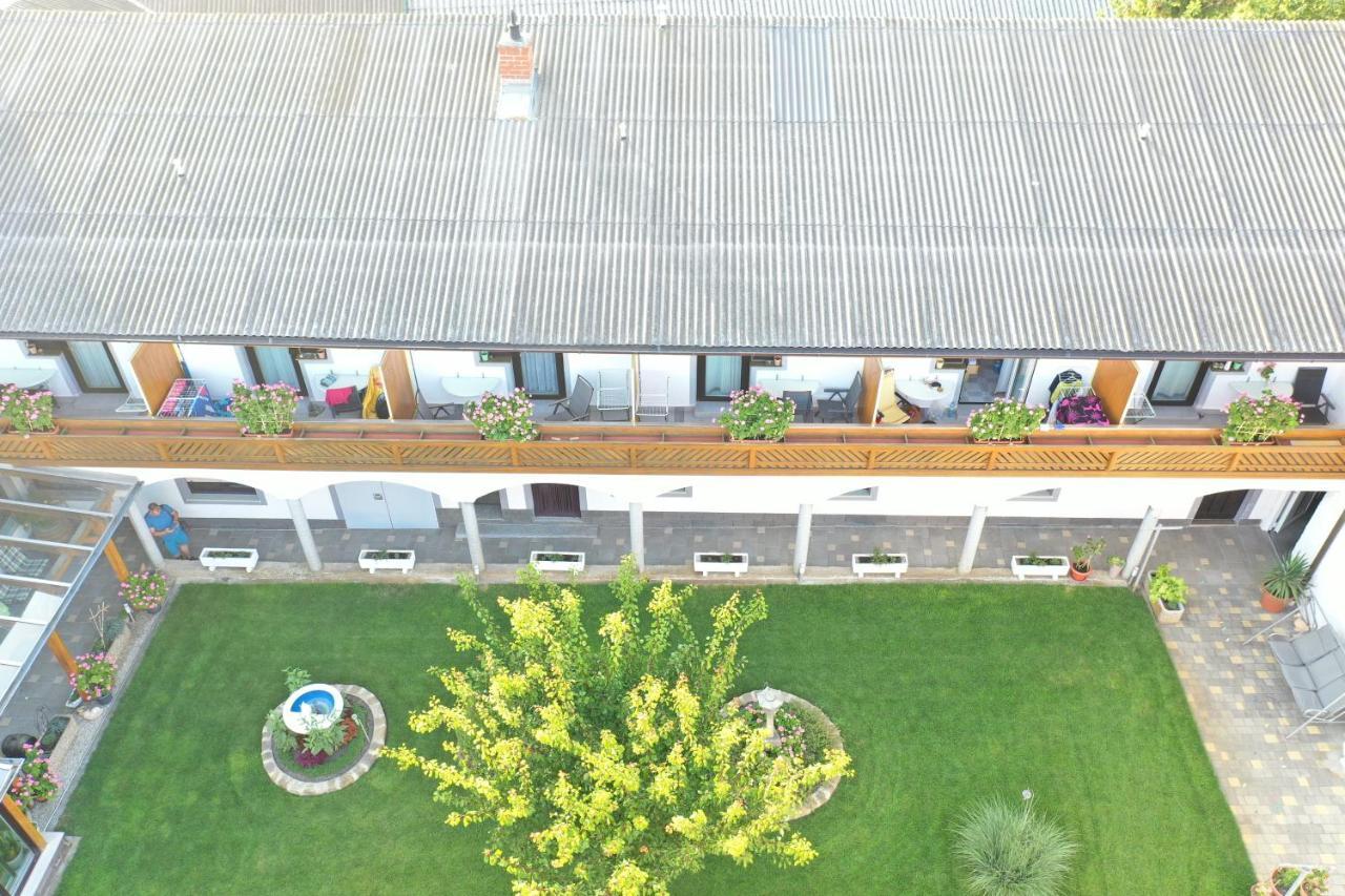 Gaestehaus Und Weinbau Zur Wiederkehr Strudler Podersdorf am See Eksteriør billede